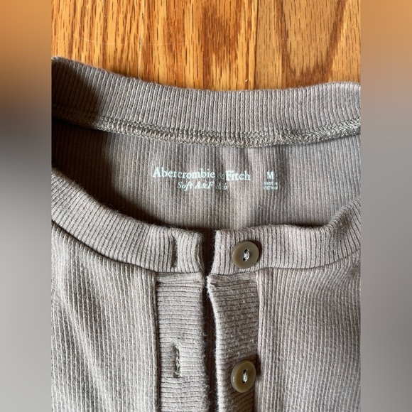 Abercrombie & Fitch Taupe Ribbed Bodysuit Button-Up Top Shirt Long Sleeve Medium - Picture 3 of 3